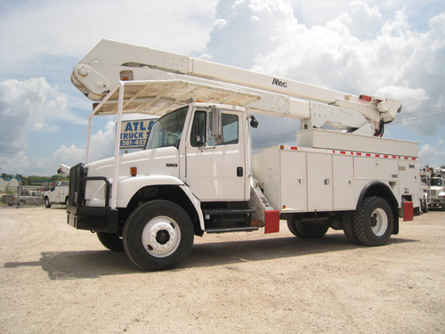 4 Hydraulic Outriggers on this bucket.