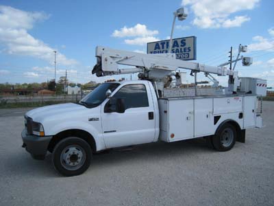 This bucket trucks has 360 degree rotation.