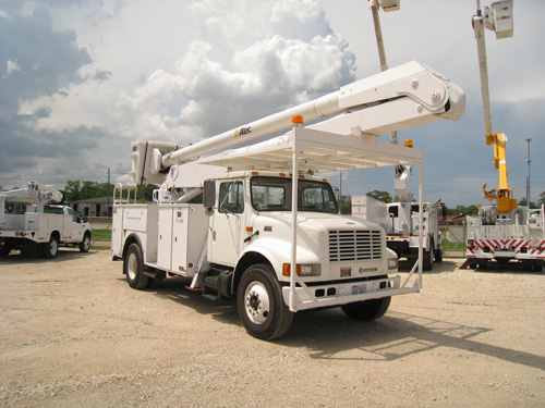 4 Hydraulic Outriggers on this bucket.