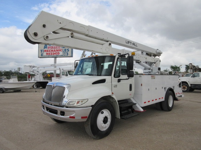 International Bucket Truck with 4 Outriggers.