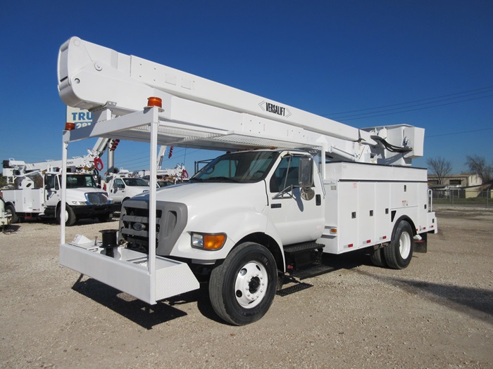 Bucket truck with two outriggers.