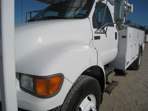 2000 Ford F750 XL Super Duty bucket truck for sale.