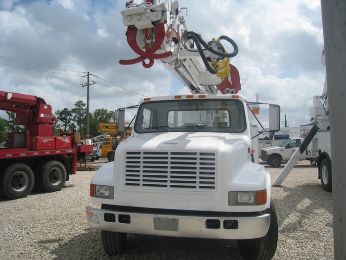 Altec Digger Truck with Pole Claws.