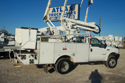 There is an insulated upper & lower boom on this bucket truck.