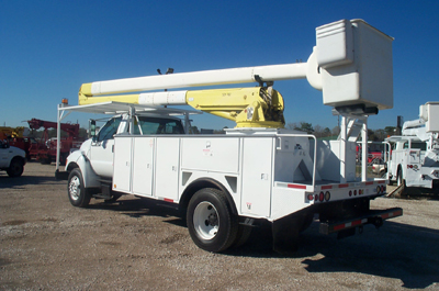 2 hydraulic outriggers on this bucket truck.