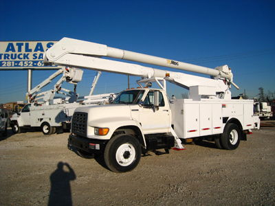 4 hydraulic outriggers on this bucket truck.