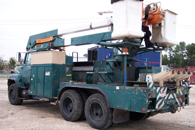 This bucket truck has two man split configuration double buckets.